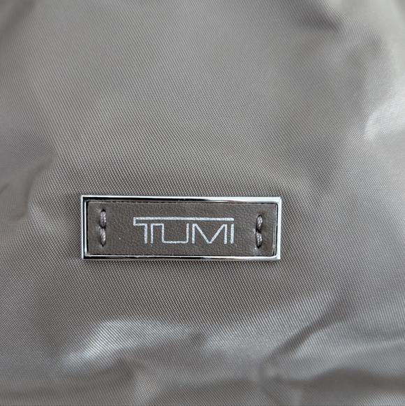 TUMI Voyageur Q-Tote - NWOT Mink - Silver - Includes lock & key - Picture 7 of 14